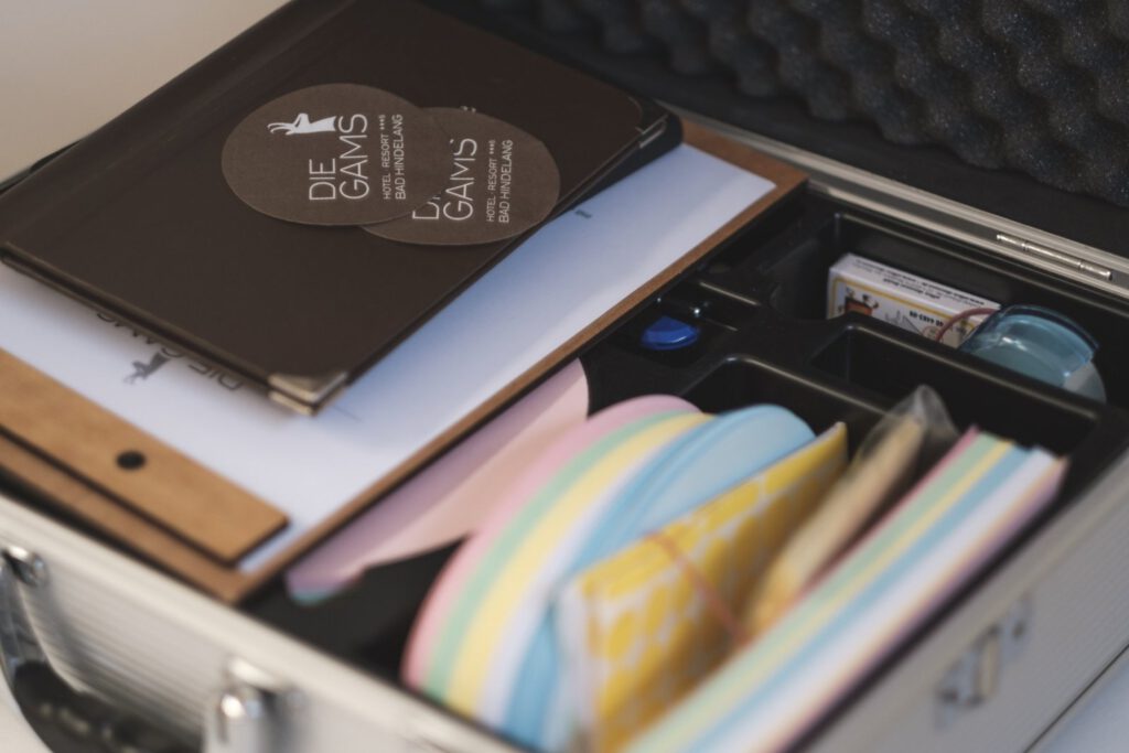 Professional moderation case at Die Gams Hotel Resort in Bad Hindelang with writing materials, index cards, sticky dots and conference documents for successful seminars and workshops.
