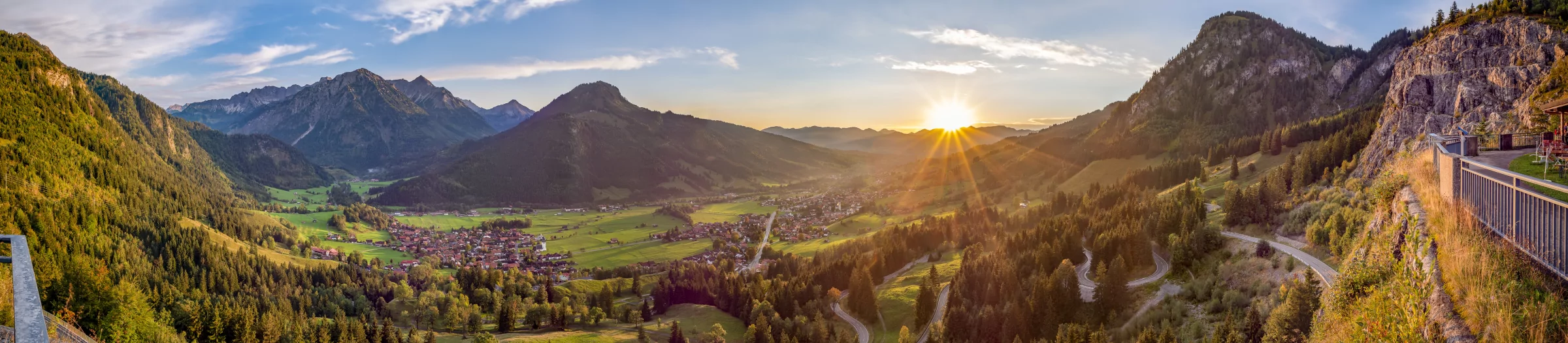 Blick über Bad Hindelang und das Ostrachtal bei Sonnenuntergang