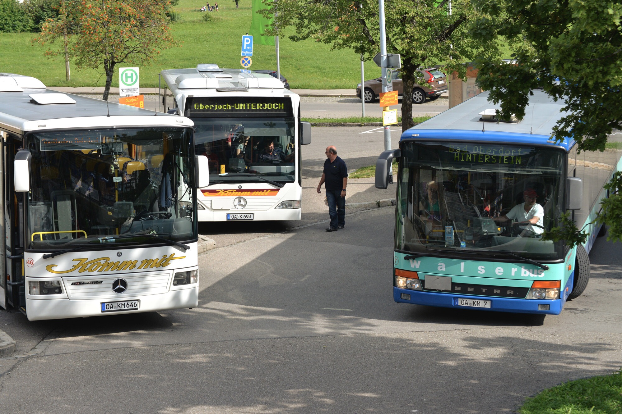 Bushaltestelle in Bad Hindelang im Allgäu mit mehreren Regionalbussen Richtung Hinterstein, Unterjoch und Oberjoch – ideal für Ausflüge ohne Auto.