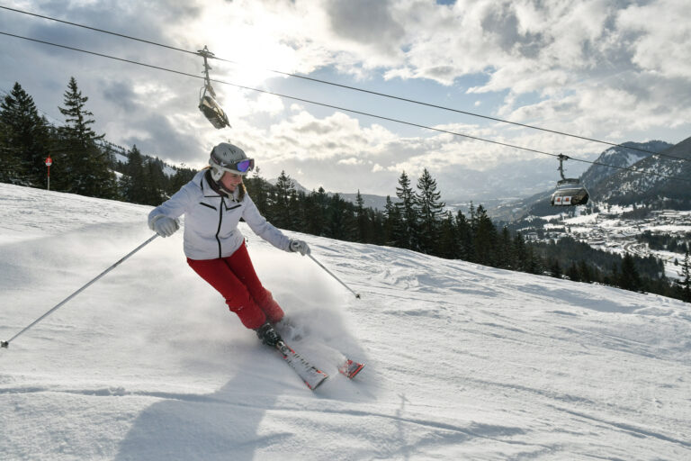 Skifahrerin auf sonniger Piste im Skigebiet bei Bad Hindelang