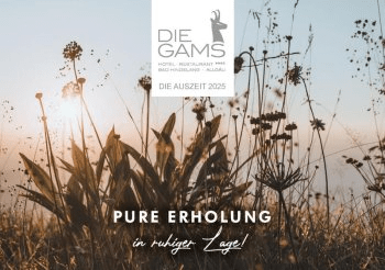 Titelbild der Broschüre „Die Gams – Die Auszeit 2025“ mit Sonnenaufgang über einer Blumenwiese und dem Slogan „Pure Erholung in ruhiger Lage“.