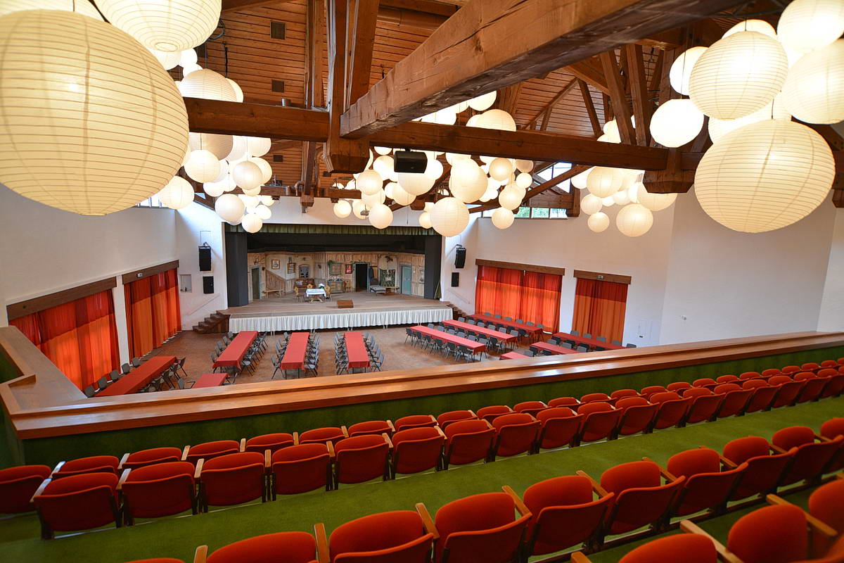 Kurhaus Bad Hindelang im Überblick, urig und malerisch am Kurpark gelegen.