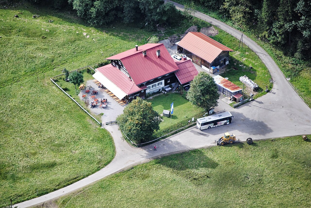 Das Giebelhaus im Hintersteiner Tal von oben, davor der Giebelhausbus