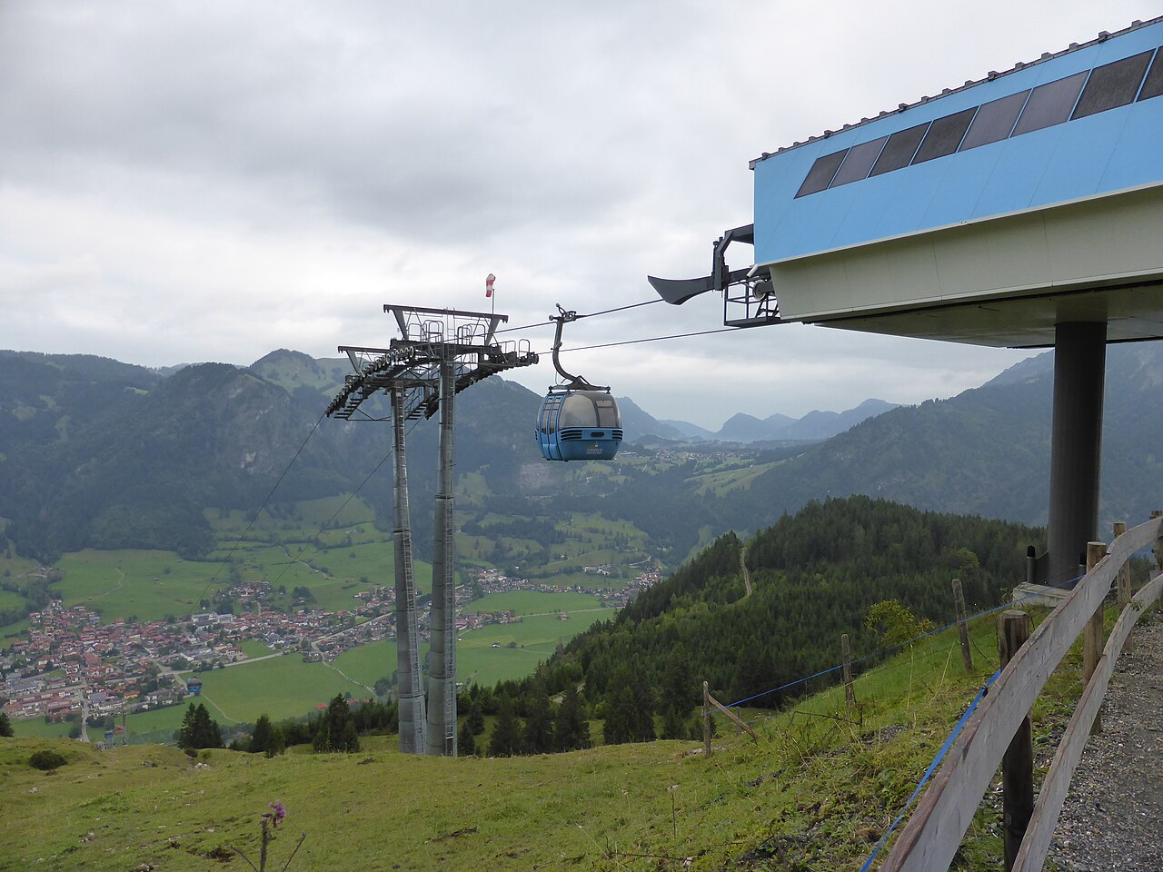 Gondel der Hornbahn an der Bergstation mit Blick ins Ostrachtal auf Bad Hindelang