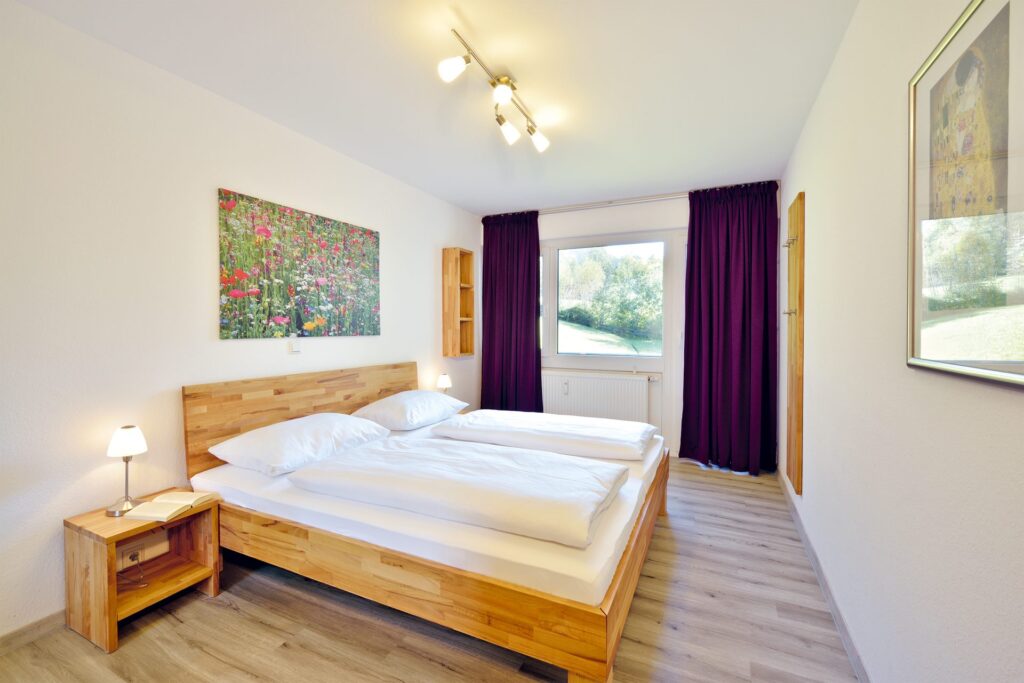 Helles Schlafzimmer mit Doppelbett im Appartement von DIE GAMS