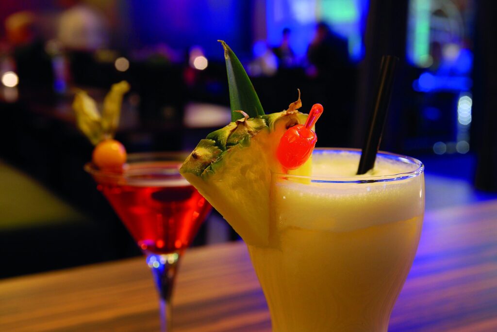 Bunte Cocktails an der Hotelbar von DIE GAMS
