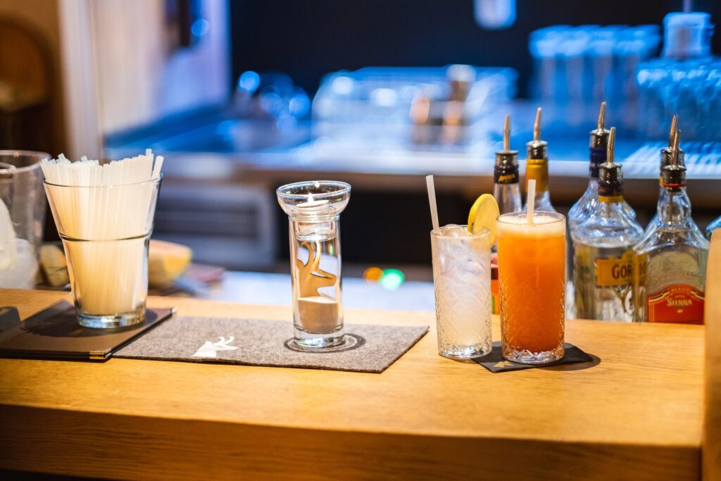 Drinks auf dem Tresen der Bar GAMS N’Roses