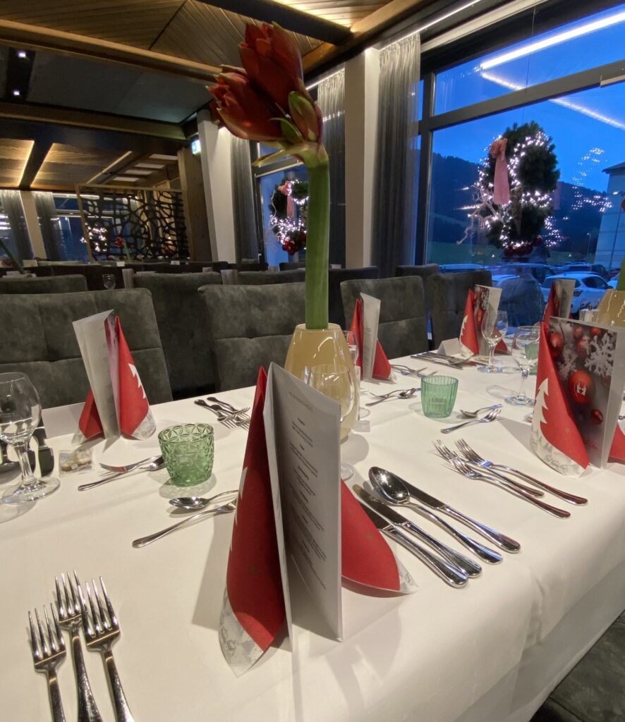 Festlich gedeckter Tisch am Heiligabend im Restaurant von DIE GAMS