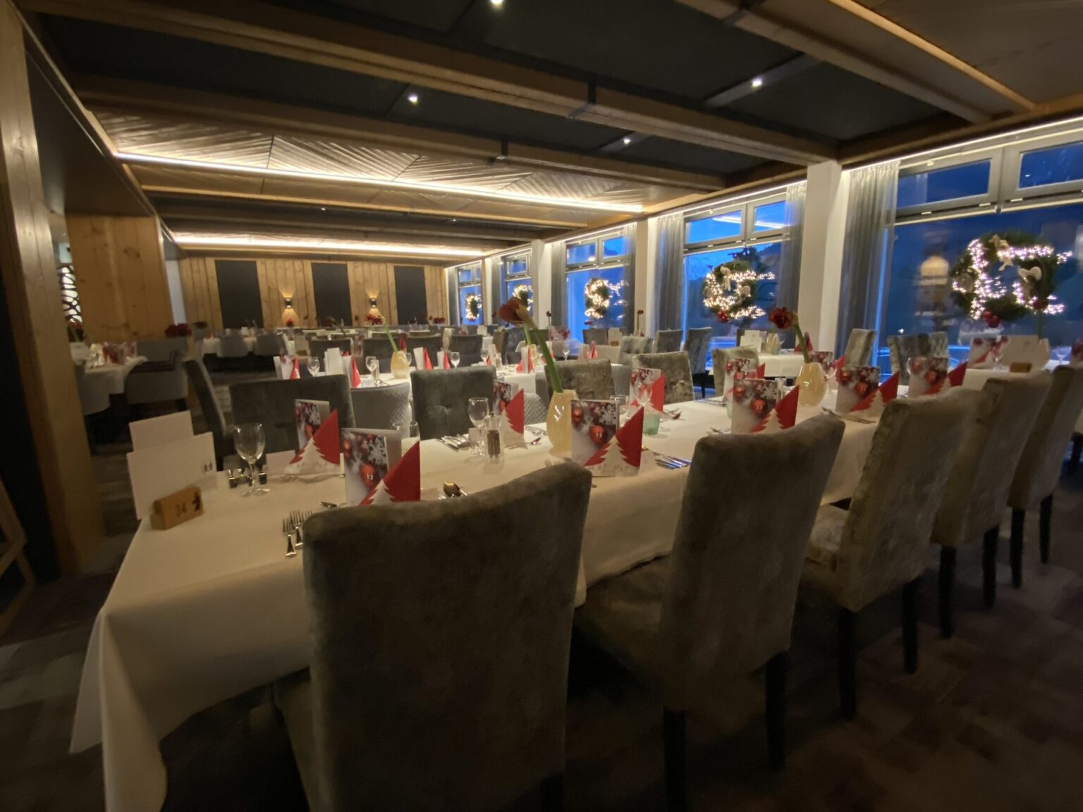 Weihnachtlich gedeckte Festtafel im Restaurant GAMS & GAR