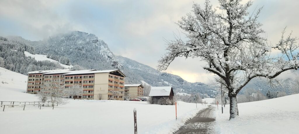 Verschneite Winterlandschaft mit dem Hotel DIE GAMS in Bad Hindelang