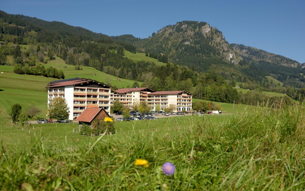 Hotel DIE GAMS am Südhang von Bad Hindelang mit Sommerwiese und Imberger Horn