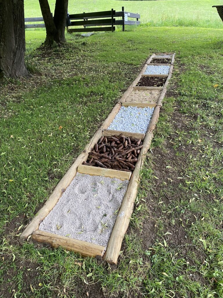 Barfußpfad für Kinder im Garten von DIE GAMS
