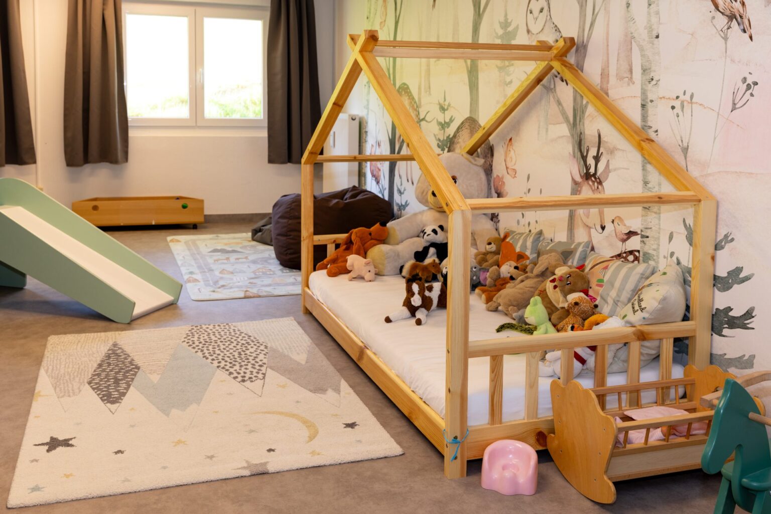 Kinderspielzimmer mit Spielhaus im Hotel DIE GAMS
