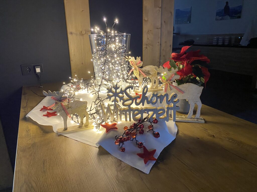 Weihnachtsdekoration mit Lichtern im Restaurant von DIE GAMS