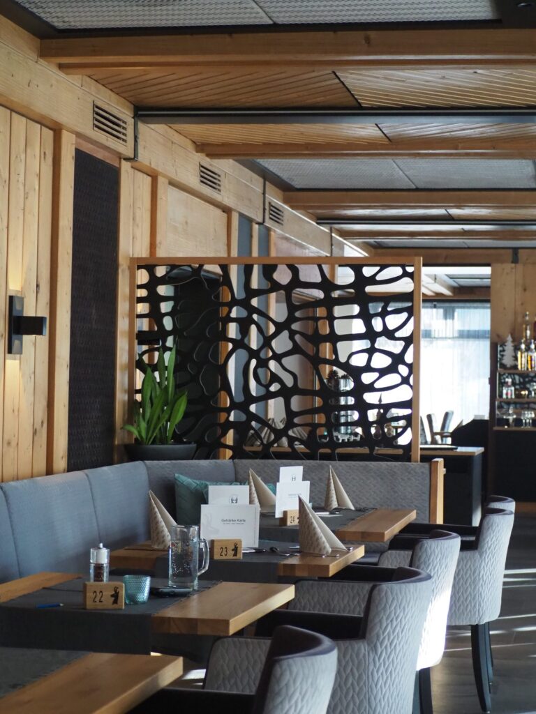 Restaurant GAMS & GAR mit gedeckten Tischen