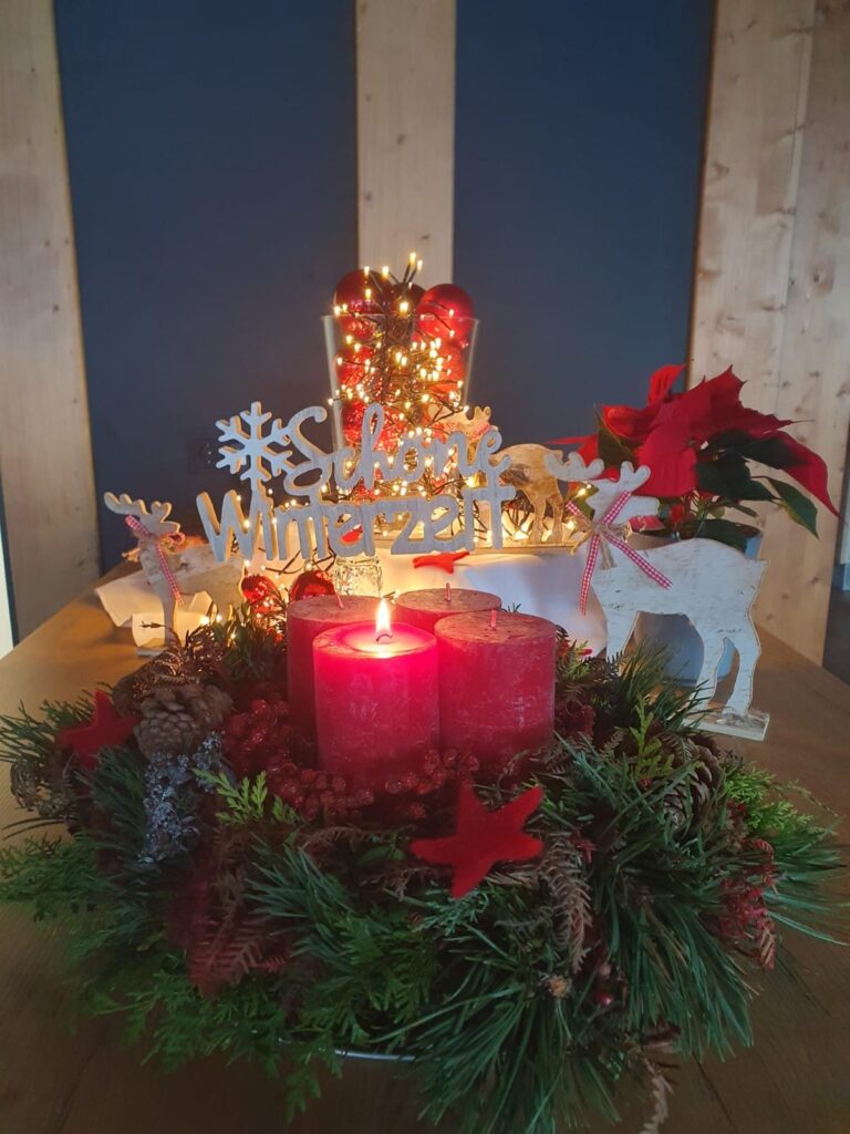 Adventsgesteck mit Kerze im Restaurant von DIE GAMS