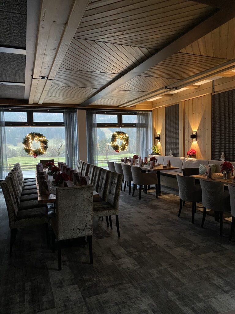 Winterlich dekoriertes Restaurant von DIE GAMS in Bad Hindelang