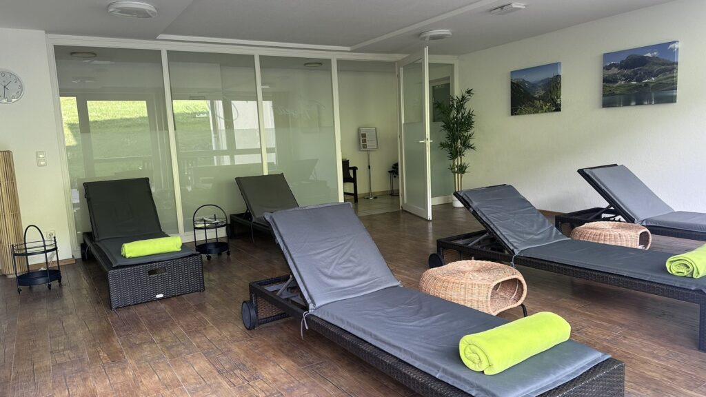 Ruheraum mit Liegen im Wellnessbereich von DIE GAMS