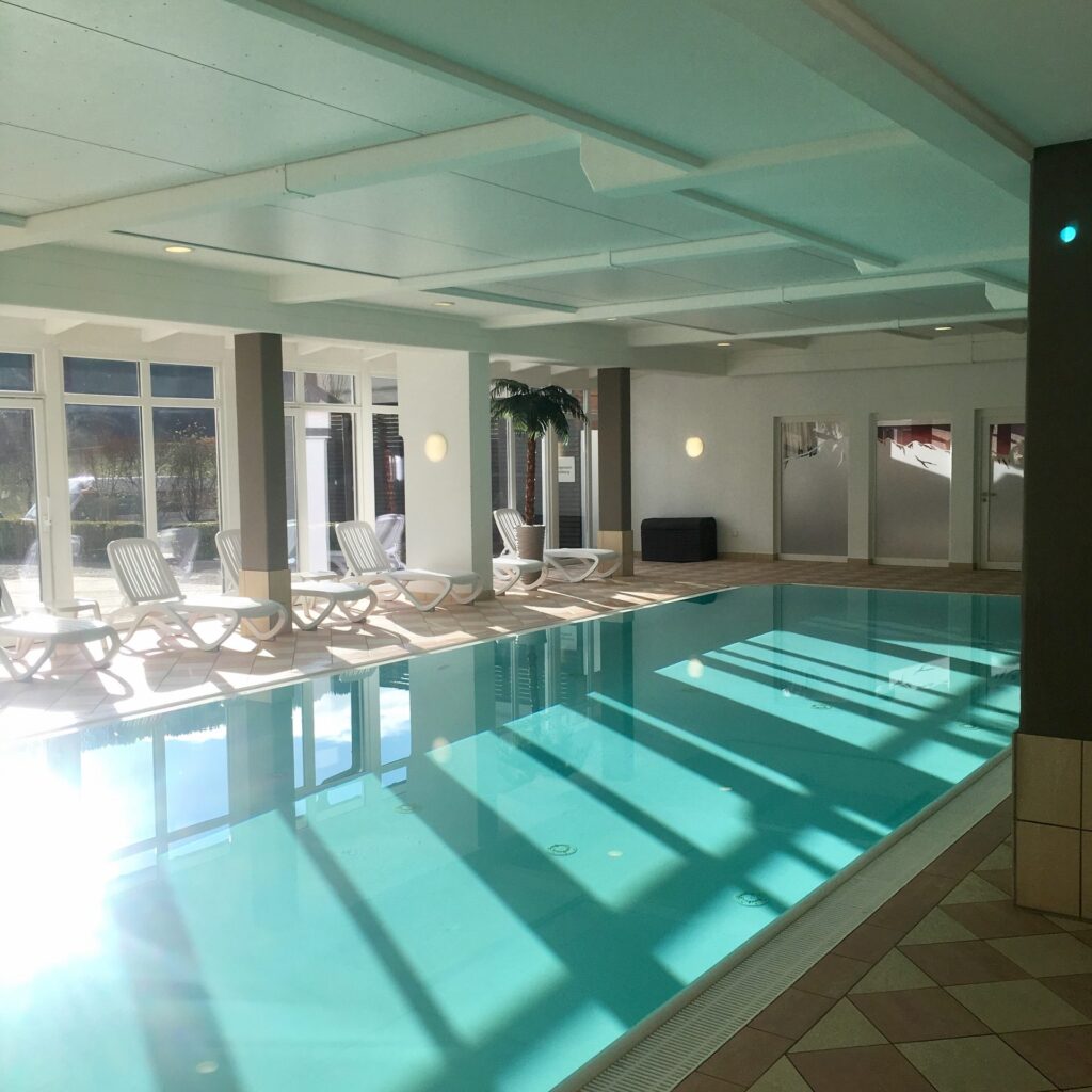 Hallenbad mit Liegen und Fensterfront bei DIE GAMS