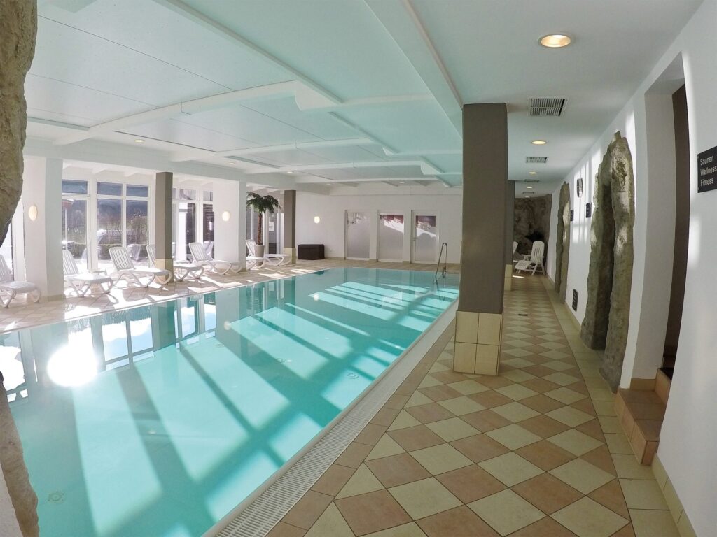Hallenbad mit Tageslicht im Wellnessbereich von DIE GAMS