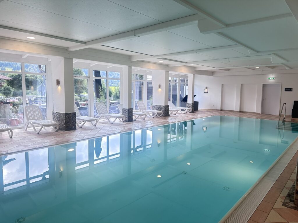 Hallenbad mit großen Fenstern im Hotel DIE GAMS
