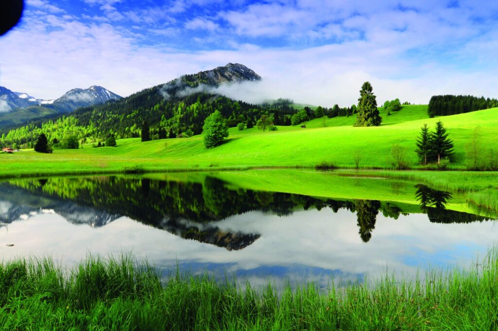 Bergsee mit Spiegelung im Allgäu
