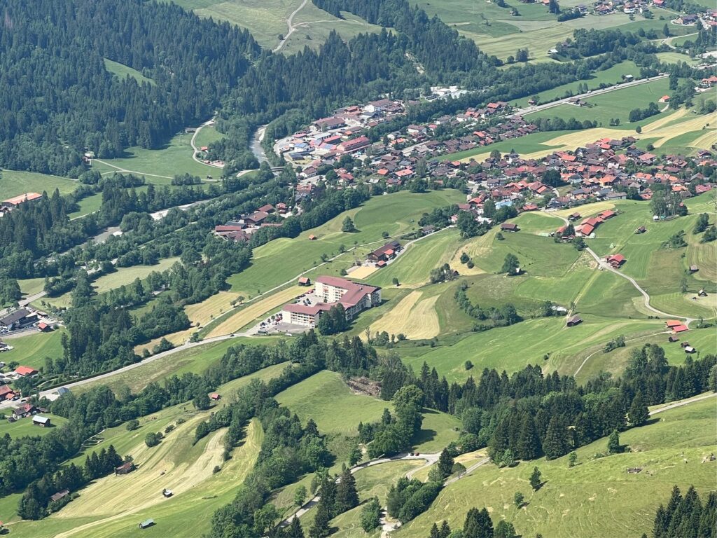 Luftbild von Bad Hindelang im Ostrachtal im Sommer