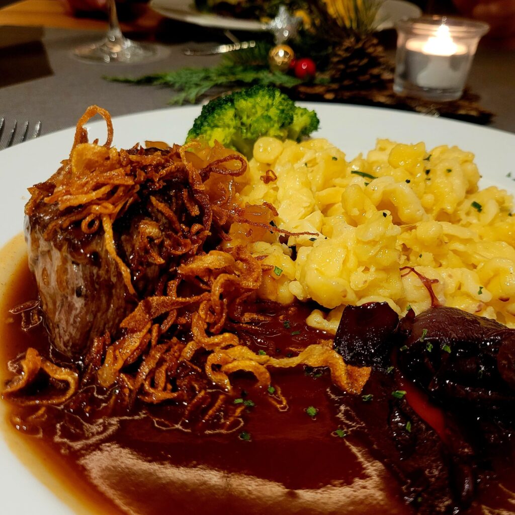 Braten mit Spätzle aus der Küche von DIE GAMS
