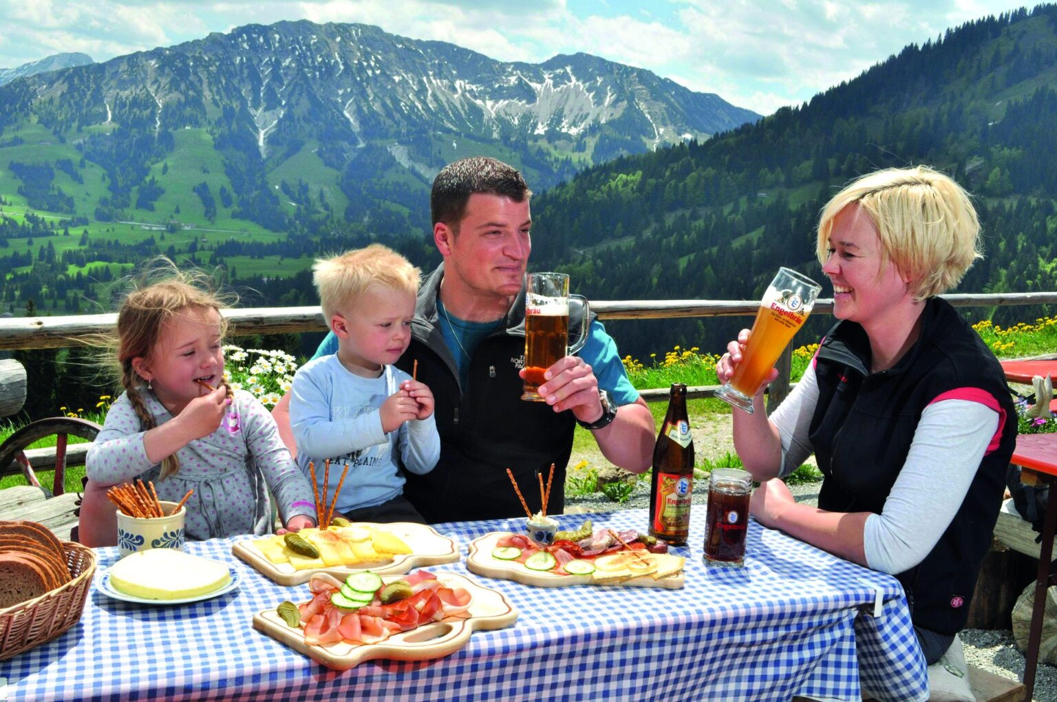 Familie bei der Brotzeit auf der Alm im Allgäu