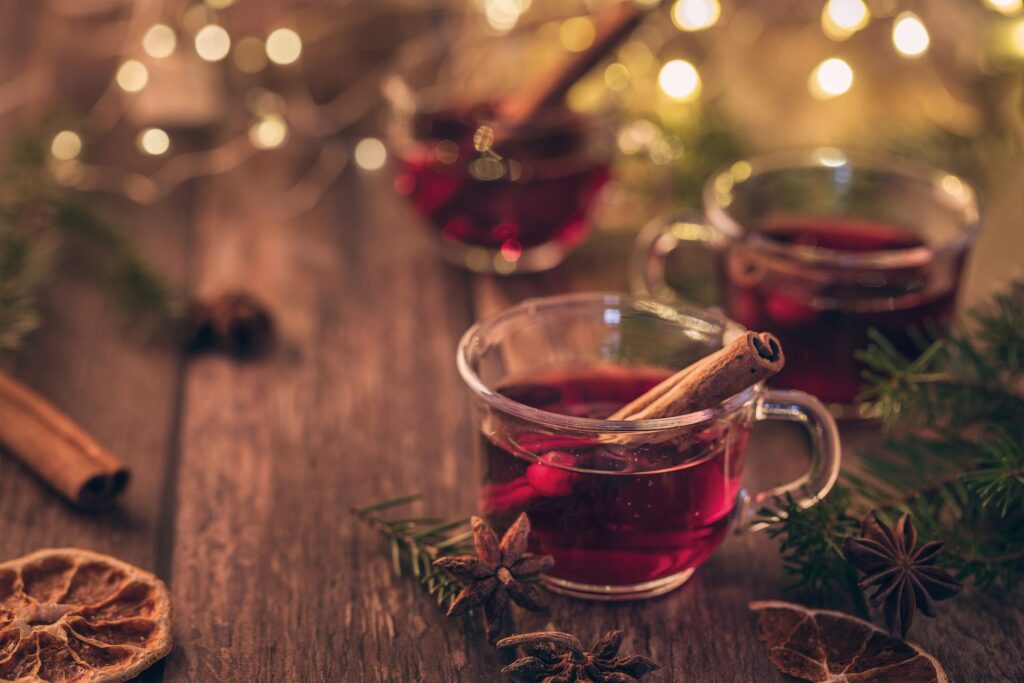 Glühwein in Tassen mit weihnachtlicher Dekoration