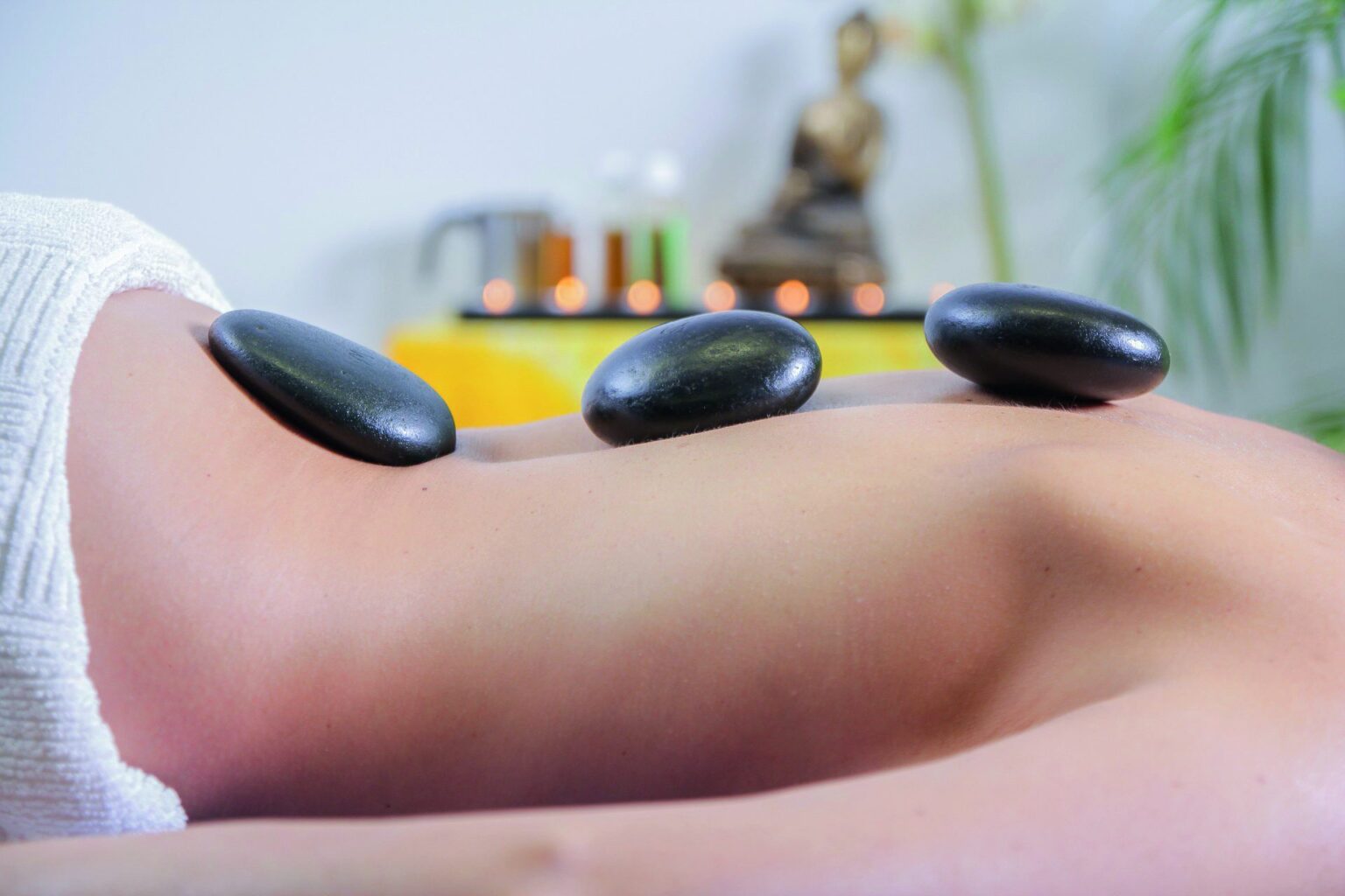 Hot-Stone-Massage im Wellnessbereich