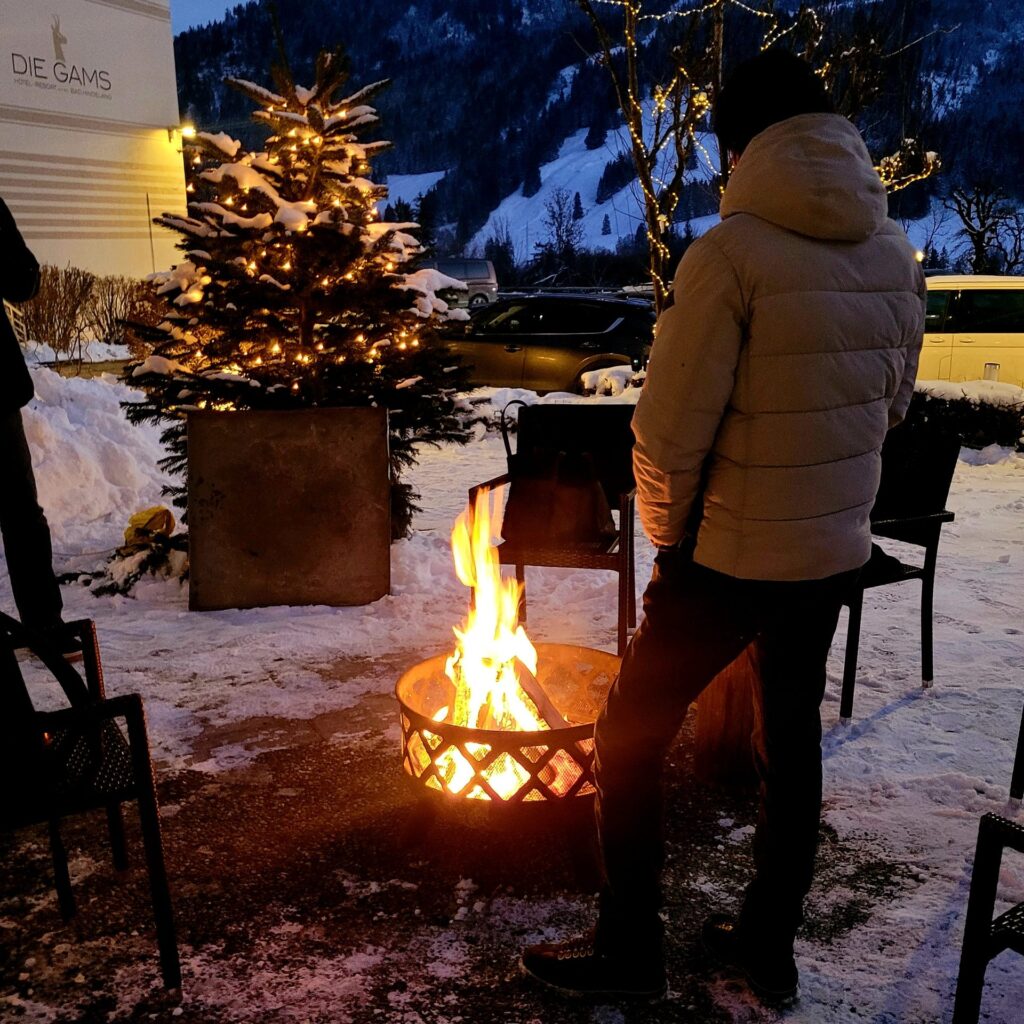 Feuerschale und Christbaum auf der Terrasse von DIE GAMS am Winterabend