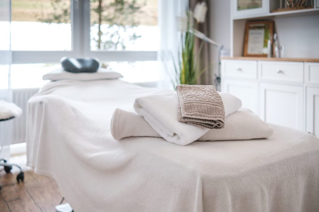 Behandlungsliege im Kosmetik- und Massageraum von DIE GAMS