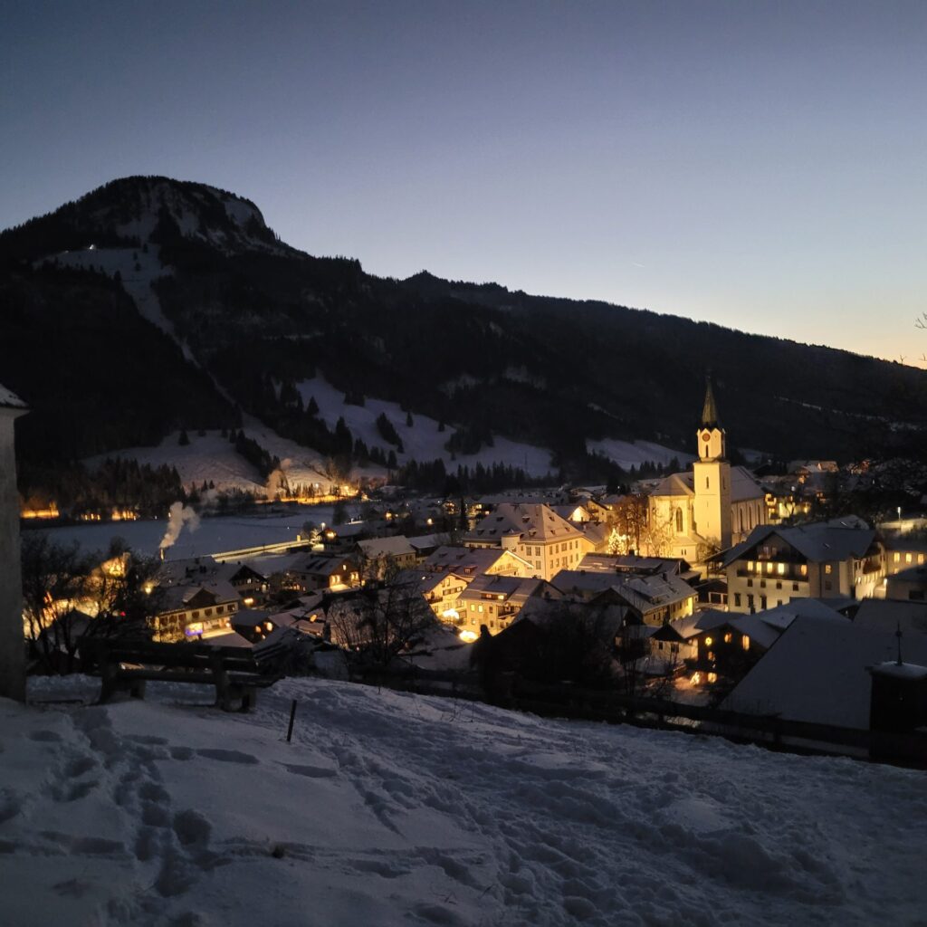 Bad Hindelang im Winter bei Nacht