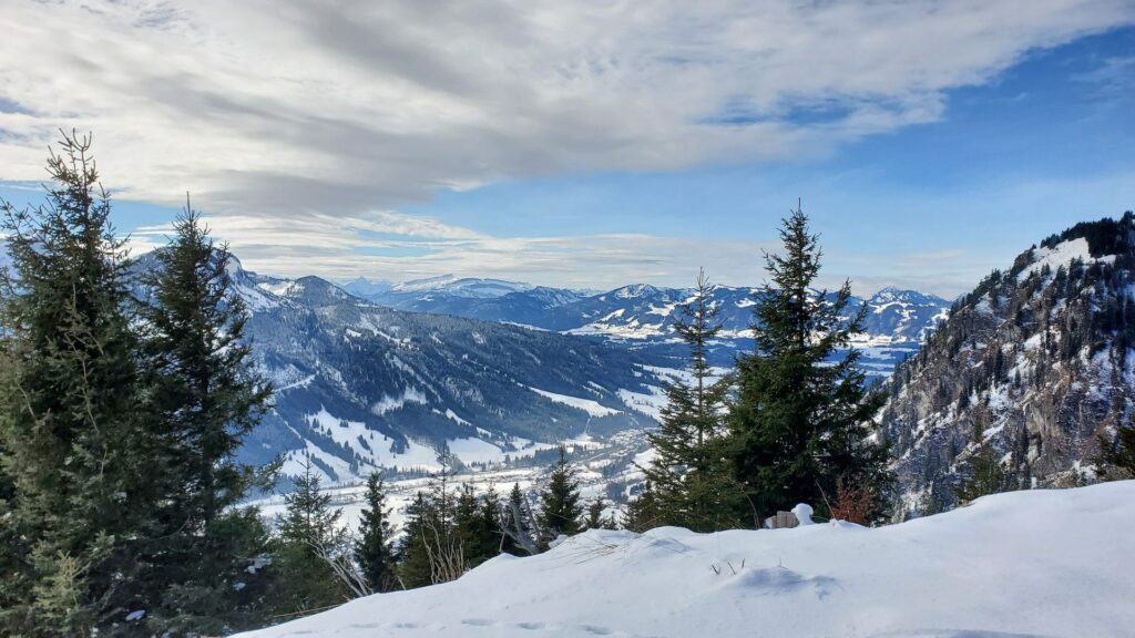 Winterwanderung mit Blick ins verschneite Ostrachtal
