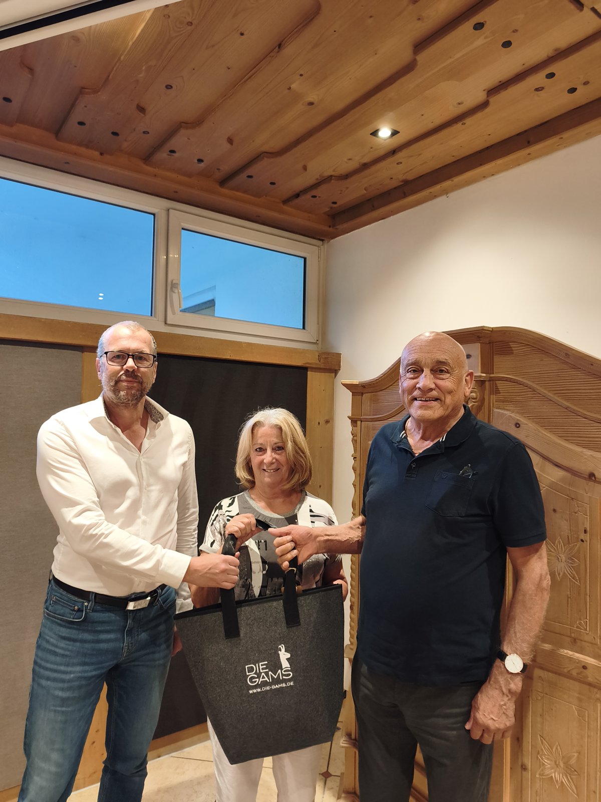 Ehepaar Faul bei der Gästeehrung in der GAMS mit GAMS-Geschenktasche