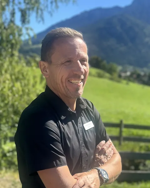 Sinisa, Service