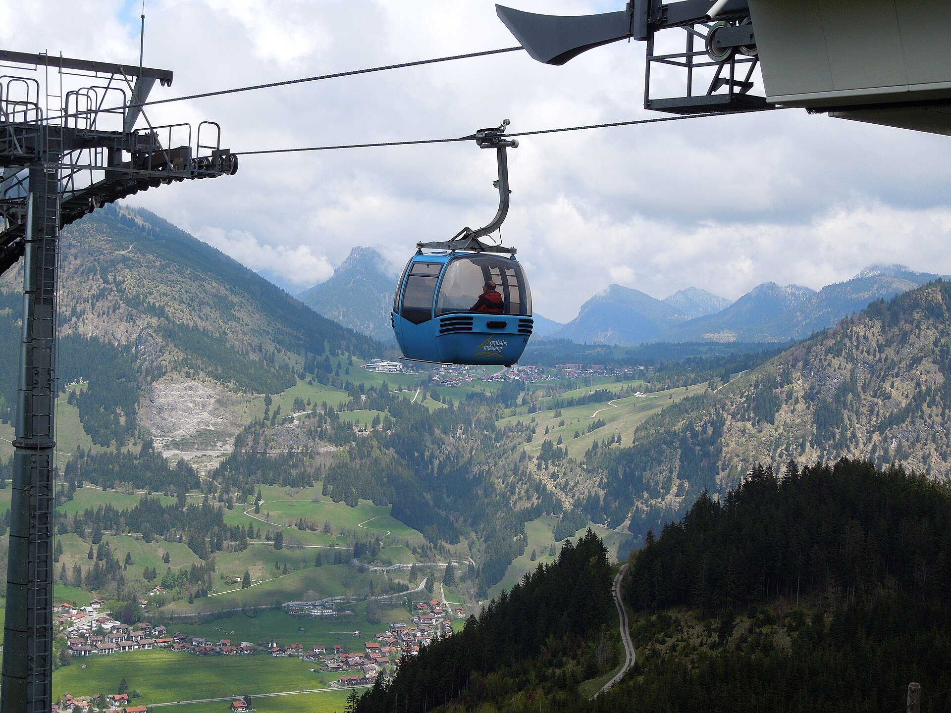 Gondel der Hornbahn Hindelang über dem Tal, im Hintergrund die Allgäuer Alpen