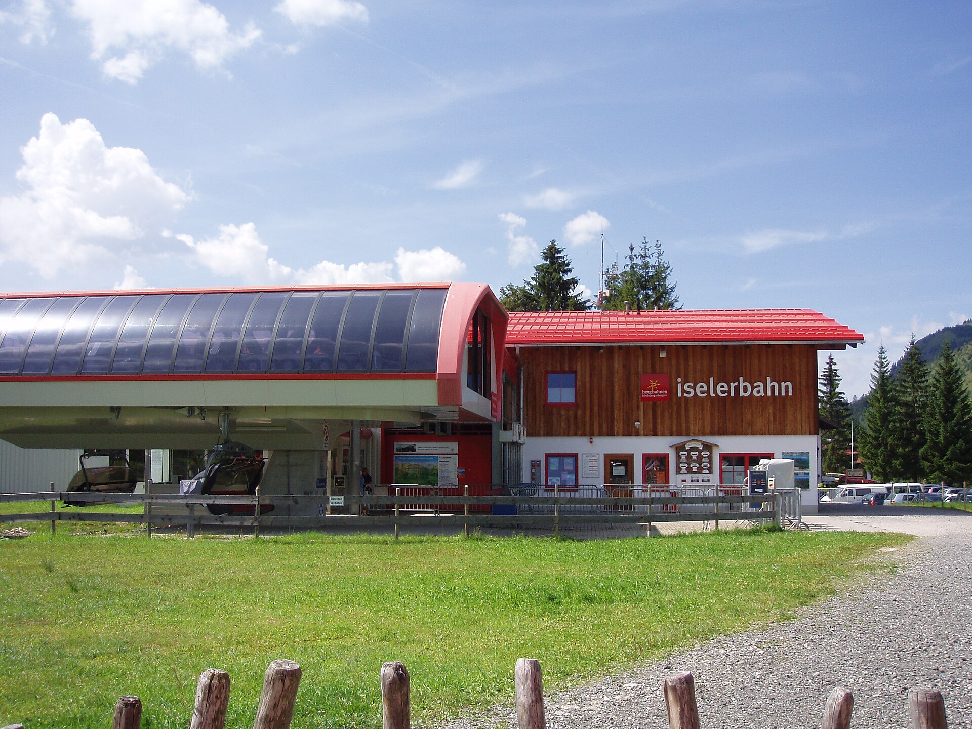 Talstation der Iselerbahn in Oberjoch mit rotem Dach, im Sommer