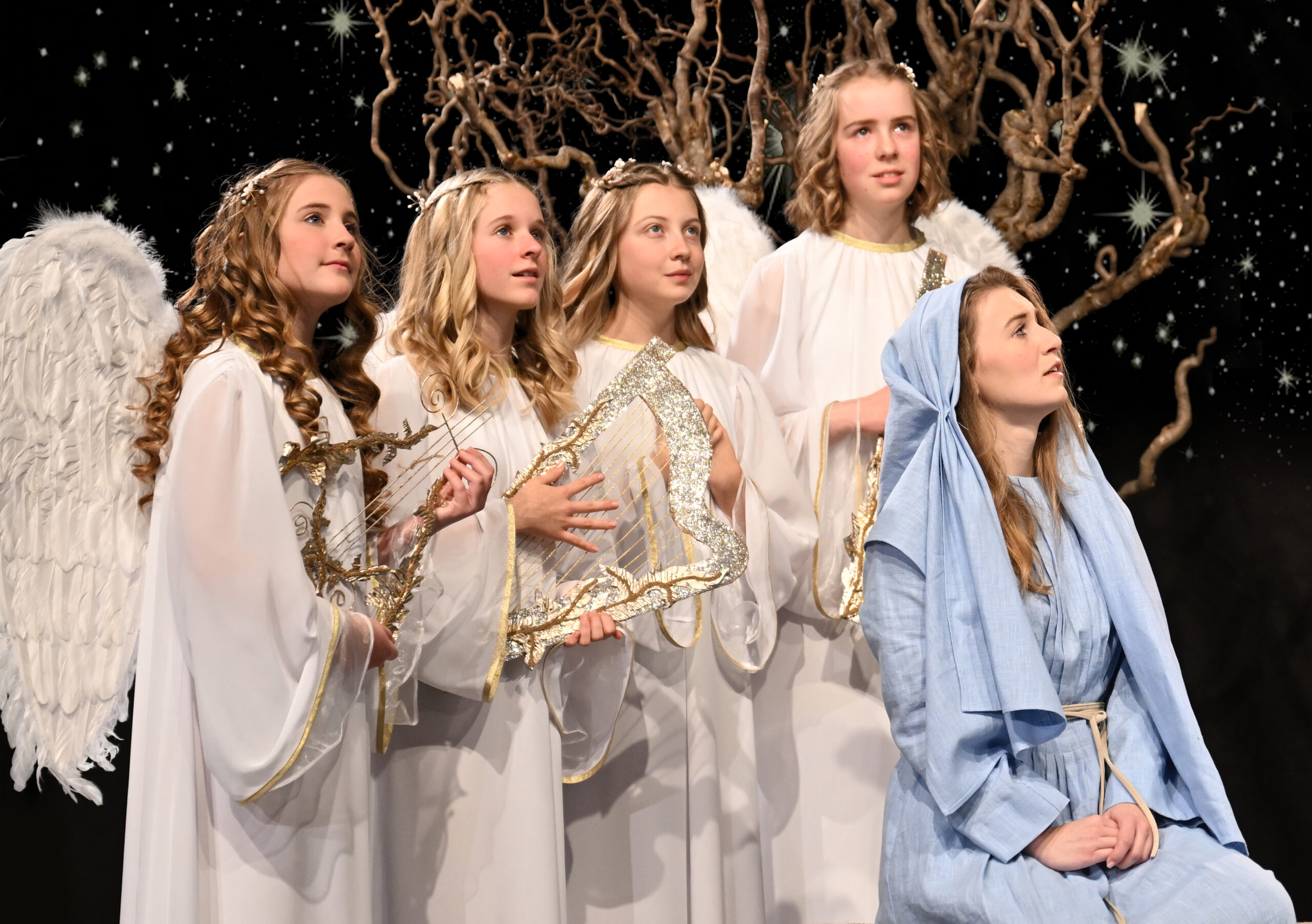 Szene aus der Weihnachtsoper „Das Wunder von Bethlehem“: Engel und Maria auf der Bühne