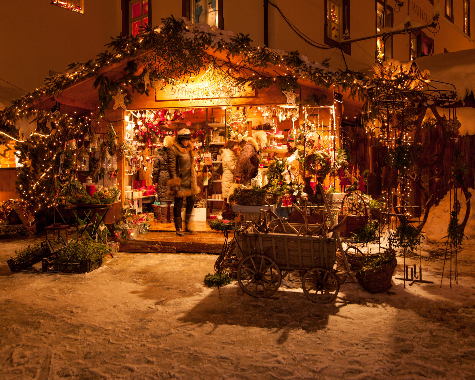 Geschmückte, warm beleuchtete Holzhütte auf dem Erlebnis-Weihnachtsmarkt Bad Hindelang