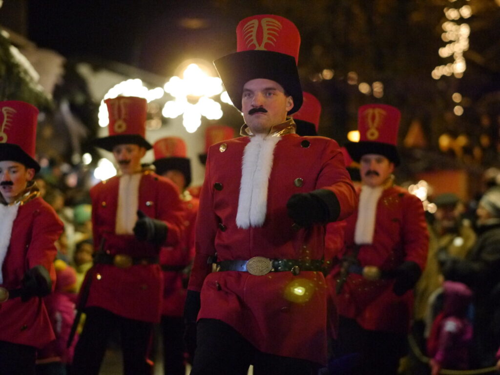 Figuren in roten Nussknacker-Uniformen beim Weihnachtsumzug