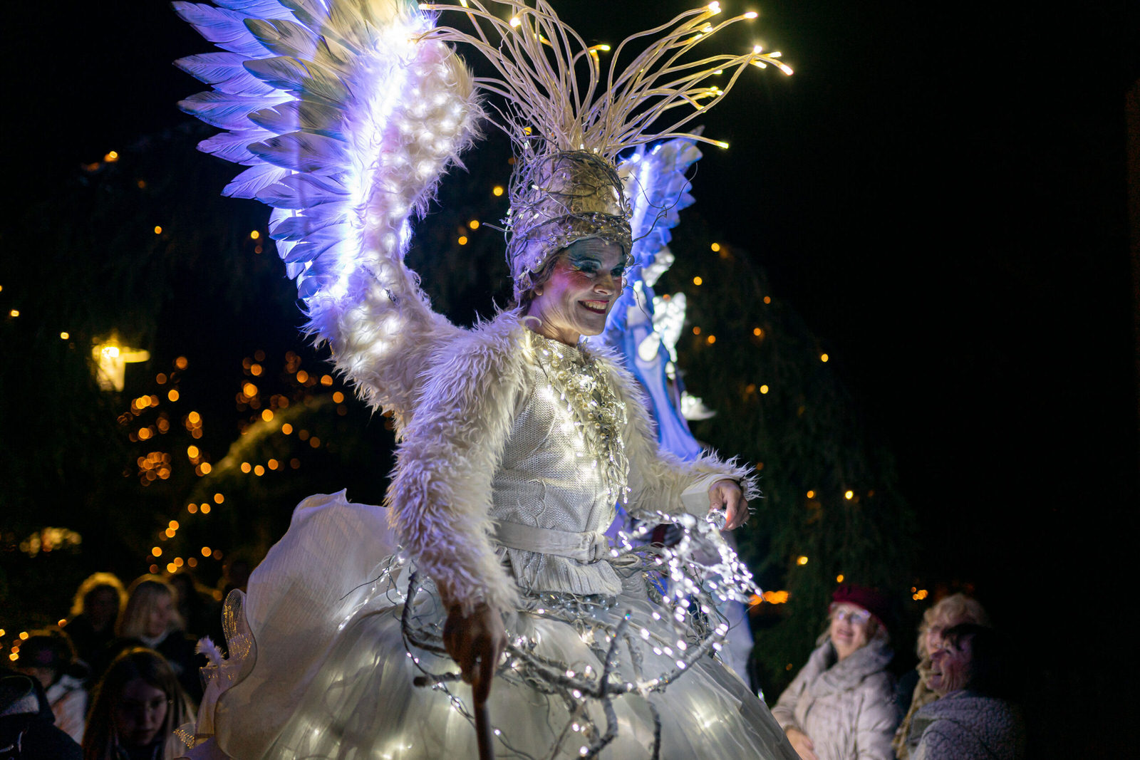 Leuchtende Engelsfigur mit Lichterflügeln beim Weihnachtsumzug in Bad Hindelang