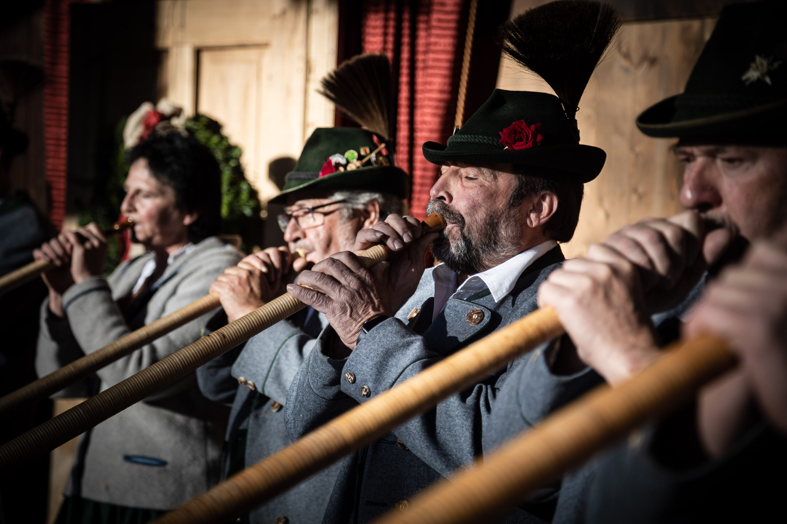 Alphornbläser in Tracht auf dem Erlebnis-Weihnachtsmarkt Bad Hindelang
