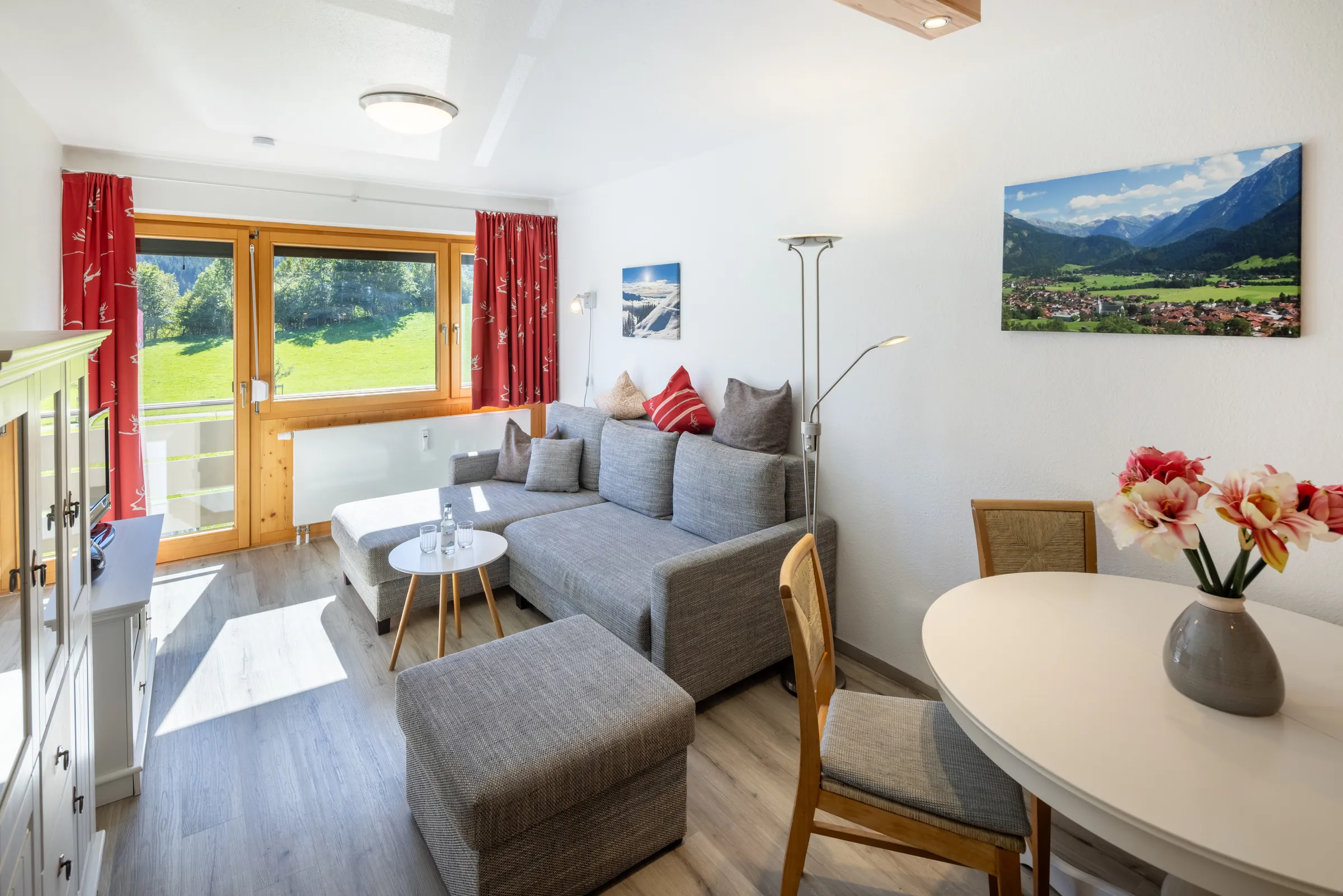 Wohnzimmer eines Appartements im Hotel DIE GAMS mit Sofa und Essplatz