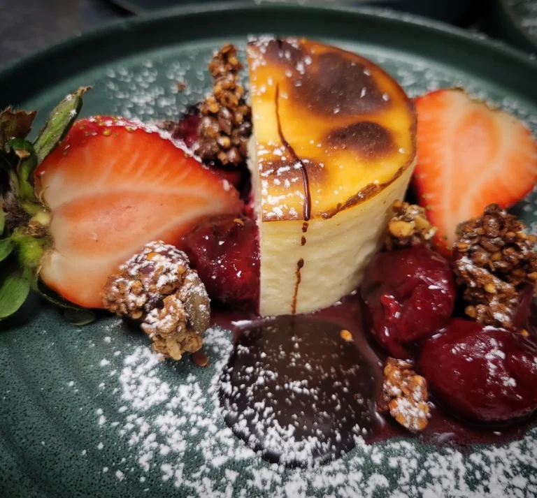 Dessert mit Erdbeeren, Kirschen und Krokant im Restaurant GAMS & gar