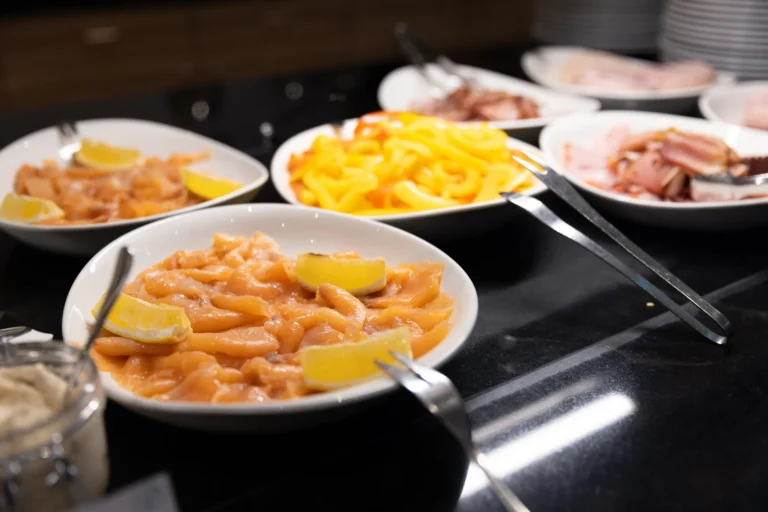 Räucherlachs, Schinken und Paprika am Frühstücksbuffet