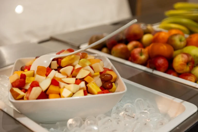 Frischer Obstsalat und Obstkorb am Frühstücksbuffet im Hotel DIE GAMS