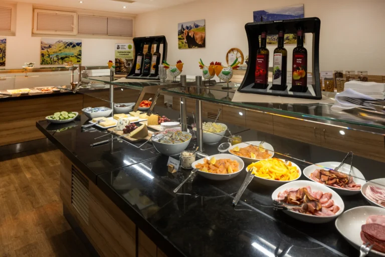 Frühstücksbuffet mit Wurst, Käse, Lachs und Rührei im Hotel DIE GAMS