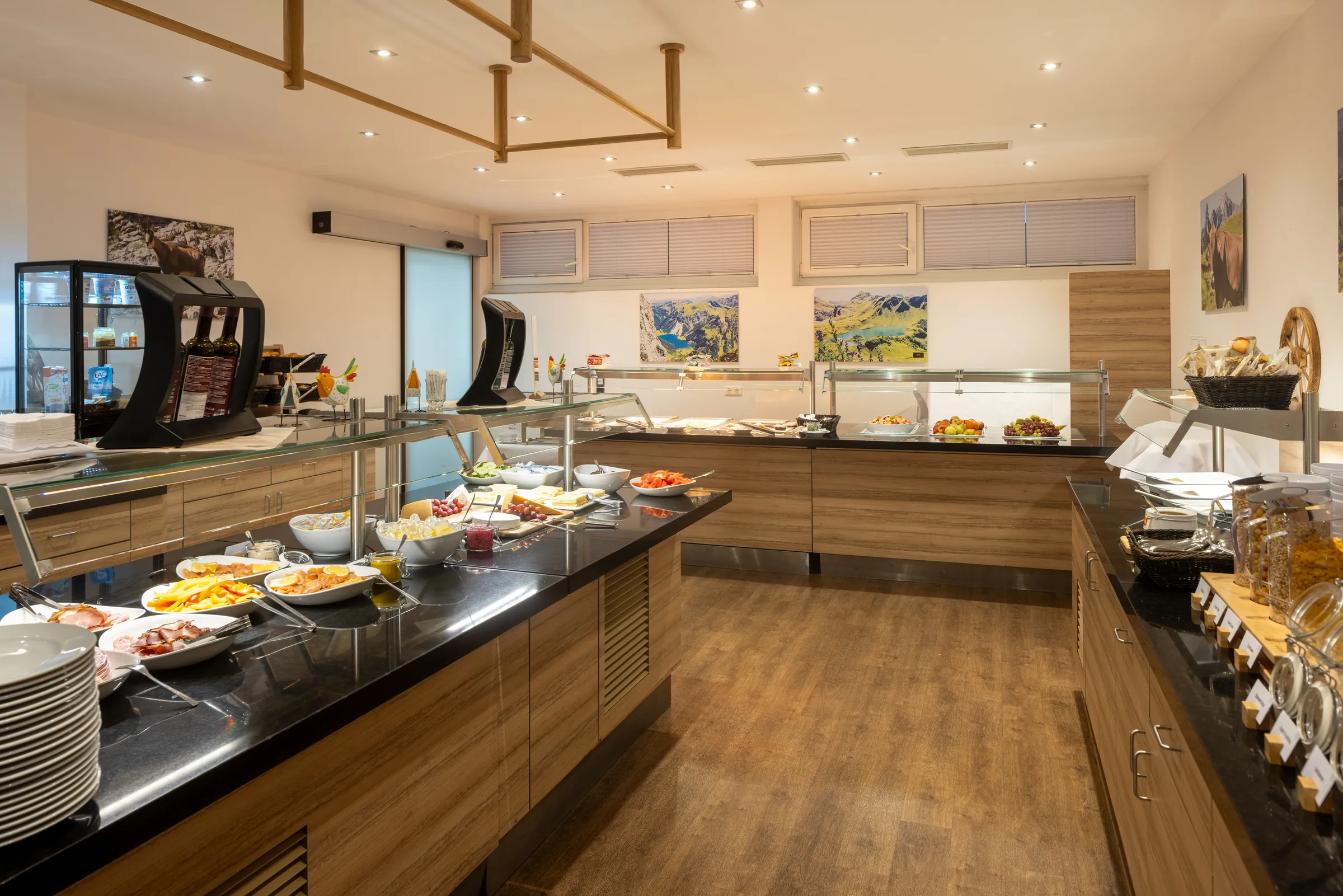 Frühstücksraum mit Buffet im Hotel DIE GAMS in Bad Hindelang